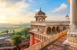 阿格拉堡（Agra Fort）-由红砂岩和大理石制成的中世纪印度堡垒，日出时可以看到圆顶。从阿格拉堡远处可以看到泰姬陵的景色。
