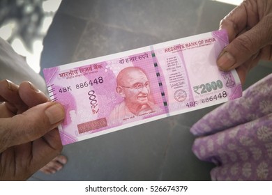 Ahmedabad, India - November 26, 2016: Customer Is Paying With New 2000 Rupee Indian Currency. India Demonetized 500 And 1000 Rupee Currency Notes On November 8th To Curb Black Money Problem