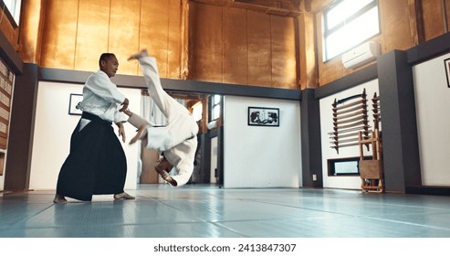 Aikido, maestro de lucha y sensei en artes marciales con entrenamiento de estudiantes en defensa propia o disciplina. Clase, manifestación y japonés con cinturón negro luchando por la educación de habilidades