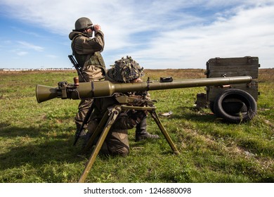 Aimer and gunner at the rocket launcher