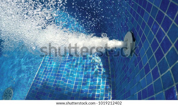 抽象的な背景に熱湯プールの泡のように青い水でジャグジージェットからの気泡 の写真素材 今すぐ編集