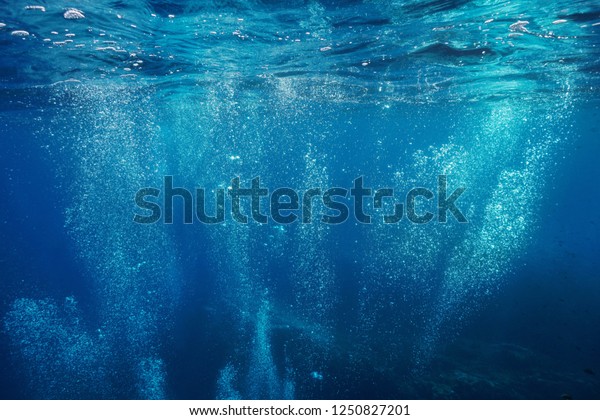水面に水中に浮かぶ気泡 自然の風景 地中海 フランス の写真素材 今すぐ編集