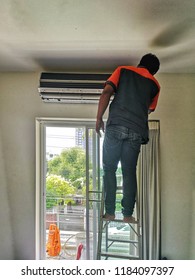 Air Con Mechanic​ To​ Clean Air​ Conditioner​