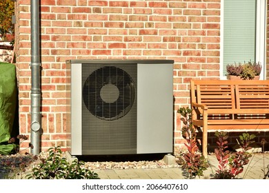 Klimaanlage, Luft-Luft-Wärmepumpe für Heizung und Warmwasser vor einem Wohngebäude