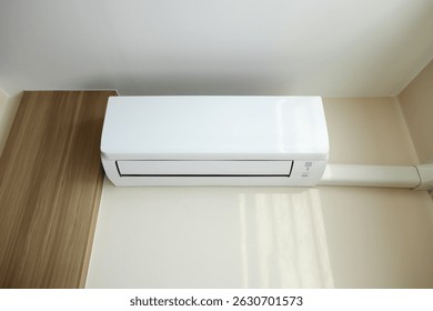 Внутренний кондиционер. Часть системы разделения кондиционера HVAC для контроля климата, температуры и влажности. Для охлаждения или холода в комнате дома здания.