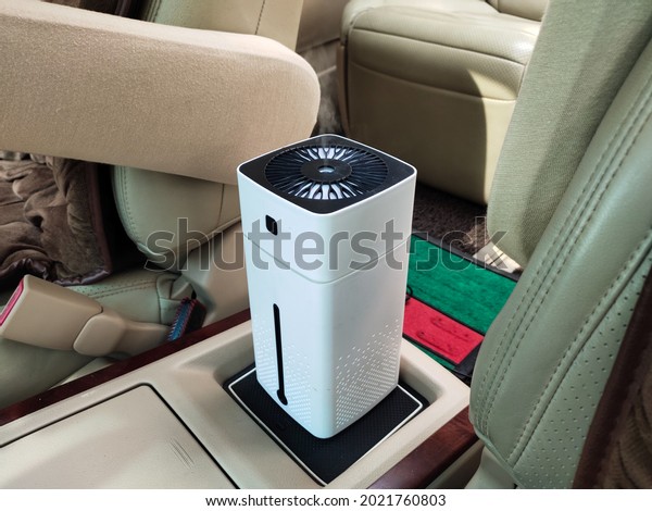 Air humidifier while\
driving. White humidifier hydrates dry air. Increase comfort in the\
car.