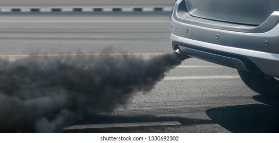 Luftverschmutzung durch Dieselkraftstoff-Auspuffrohre auf der Straße in der Stadt