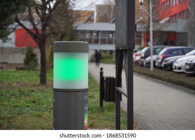 
The Air Quality Sensor Lights Up Green. The Indicator Shows Good Air Quality In The City