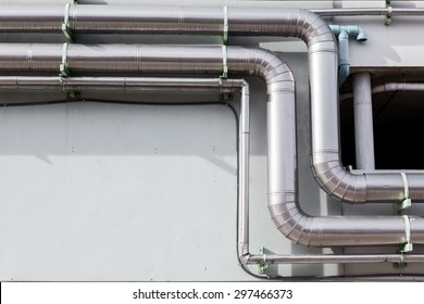 Air ventilating tube in building