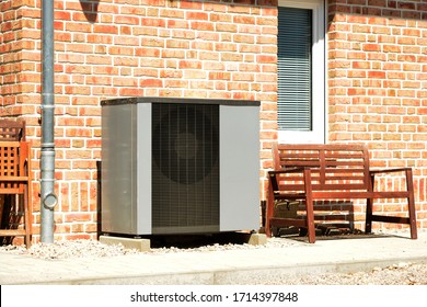 Luft-Luft-Wärmepumpe für Heiz- und Warmwasser vor einem Appartementhaus