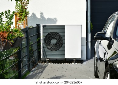Luft-Luft-Wärmepumpe für Heiz- und Warmwasser vor einem neuen Wohngebäude