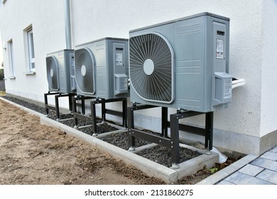 LuftwärmepumpeKlimaanlage für Heiz- und Warmwasser, Carport- und Müllabfuhr-System vor einem Wohngebäude