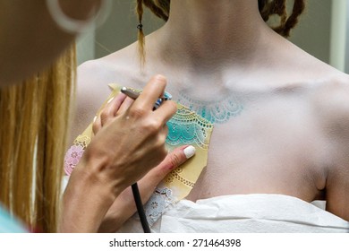 Airbrush Body Painting Stock Photo 271464398 Shutterstock   Airbrush Body Painting 260nw 271464398 