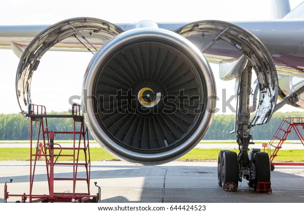 航空機エンジンのメンテナンスと修理 エンジンナセル 吸気口 ファンブレード およびローターの接写 正面図 の写真素材 今すぐ編集