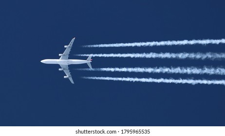 Airliners at cruising altitude with contrails