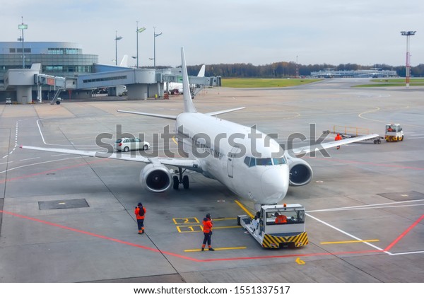 Airplane execute
push back operation at
airport