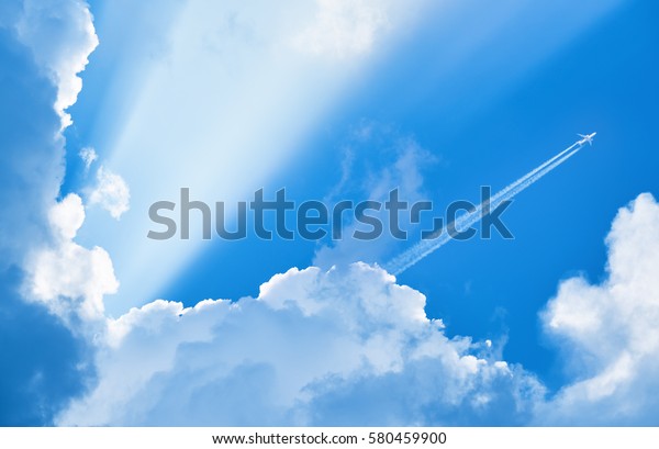 雲と日光の間を青空に飛ぶ飛行機 の写真素材 今すぐ編集