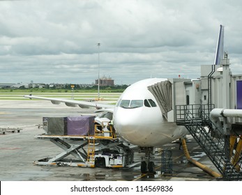 2,650 Airport Terminal Plane Park Images, Stock Photos & Vectors ...