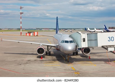 Airplane preparing to the flight