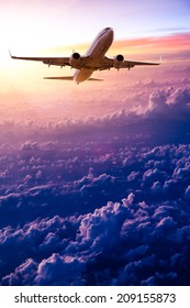 Flugzeug am Himmel bei Sonnenaufgang