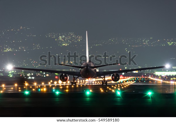 夜空港から離陸する飛行機 の写真素材 今すぐ編集