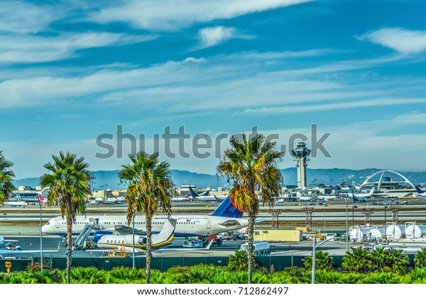 ロサンゼルス国際空港のエプロンの飛行機 米国カリフォルニア の写真素材 今すぐ編集