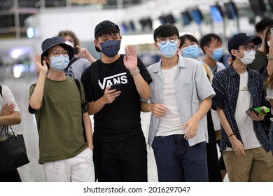 Airport DeparturesTerminal,HongKong-18July2021:last Day Of LOTR Leave Outside The Rules,people With Mask Raise Hand To Wave, Say Goodbye To Their Friends Who Use BNO  Passport Identity Migrating To UK