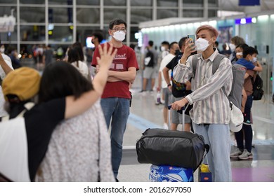 Airport DeparturesTerminal,HongKong-18July2021:last Day Of LOTR Leave Outside The Rules,people With Mask Raise Hand To Wave, Say Goodbye To Their Friends Who Use BNO  Passport Identity Migrating To UK