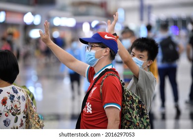 Airport DeparturesTerminal,HongKong-18July2021:last Day Of LOTR Leave Outside The Rules,people With Mask Raise Hand To Wave, Say Goodbye To Their Friends Who Use BNO  Passport Identity Migrating To UK