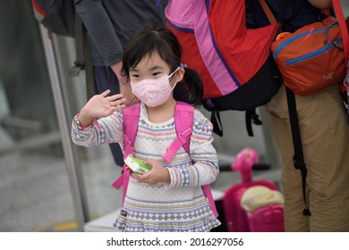 Airport DeparturesTerminal,HongKong-18July2021:last Day Of LOTR Leave Outside The Rules,people With Mask Raise Hand To Wave, Say Goodbye To Their Friends Who Use BNO  Passport Identity Migrating To UK