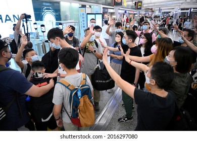 Airport DeparturesTerminal,HongKong-18July2021:last Day Of LOTR Leave Outside The Rules,people With Mask Raise Hand To Wave, Say Goodbye To Their Friends Who Use BNO  Passport Identity Migrating To UK