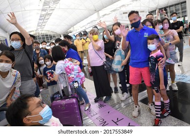 Airport DeparturesTerminal,HongKong-18July2021:last Day Of LOTR Leave Outside The Rules,people With Mask Raise Hand To Wave, Say Goodbye To Their Friends Who Use BNO  Passport Identity Migrating To UK