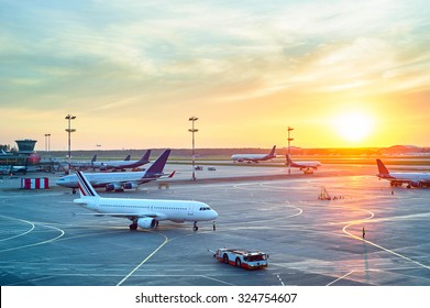 Flughafen mit vielen Flugzeugen bei schönem Sonnenuntergang