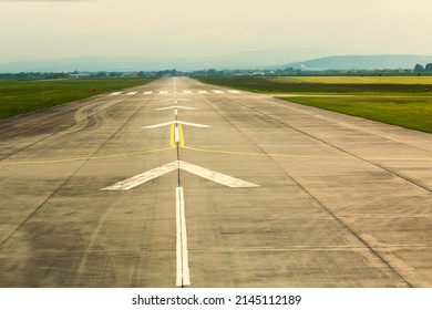 4,440 Runway markings Images, Stock Photos & Vectors | Shutterstock