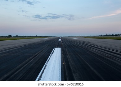 190,460 Runway aviation Images, Stock Photos & Vectors | Shutterstock