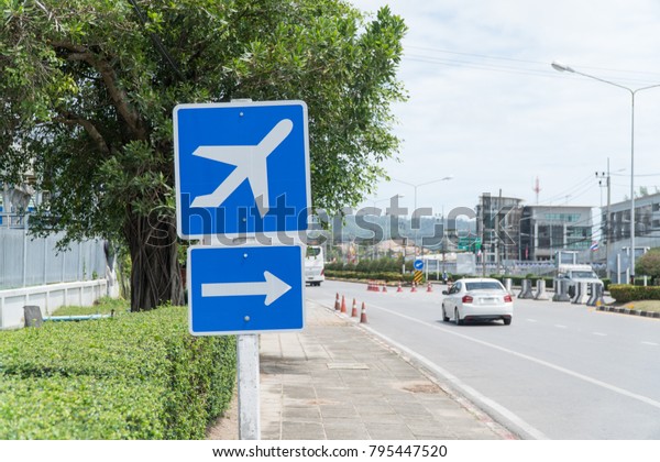 Airport sign with airplane symbol and arrow pointing\
right on th