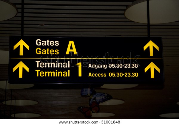 Airport Sign Pointing Direction Gates Terminals Stock Photo 31001848 ...