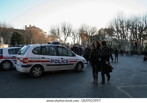 AIX EN PROVENCE, FRANCE -\
DECEMBER 12, 2007: People passing by a French National Police\
Nationale Car. The police Nationale is the main law enforcement\
unit of France.\
\
