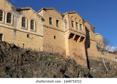 Aksaray, Turkey - March 1, 2020: Traditional House In Güzelyurt. Houses Is Located In Güzelyurt District Of Aksaray. The Houses Are Made Of Local Stones.