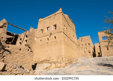 Al Hamra is a 400-year-old town in the region Ad Dakhiliyah, in northeastern Oman.This venerable village at the foot of the Hajar Mountains is one of the oldest in Oman.