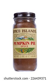 ALAMEDA, CA - OCTOBER 26, 2014: 2 Ounce Jar Of Spice Islands Brand Pumpkin Pie Spice. Pumpkin Pie Spice Is A Blend Of Warm Spices. Ingredients Are Usually Cinnamon, Nutmeg, Cloves, Allspice And Mace. 