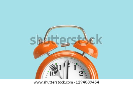 Alarm clock. Fork and knife instead of clock hands. Concept of intermittent fasting, lunchtime, diet and weight loss
    
    - Image