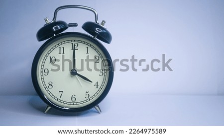 alarm clock showing 4:00 o'clock