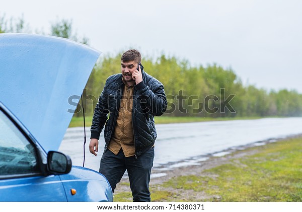 Alarmed driver calls\
the help desk by phone