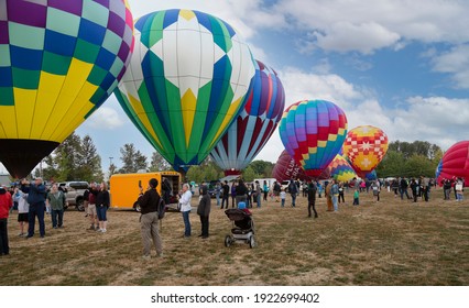 1,066 Hot air balloons lifting off Stock Photos, Images & Photography ...