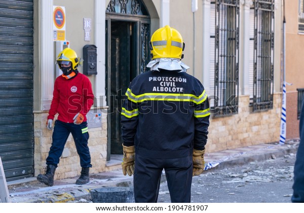 Albolote, Granada-SPAIN; 01-29-2021: damage to a\
house by an earthquake. In albolote, Granada. Civil protection\
equipment removing parts that may\
fall