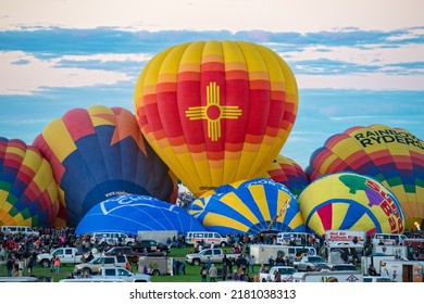 ALBUQUERQUE, UNITED STATES - Dec 01, 2021: A Crowd Inflating Air Balloons During International Hot Air Balloon Fiesta, Albuquerque, New Mexico, USA
