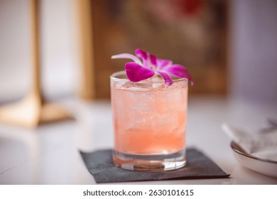 alcohol, fondo, bebida, bebidas de café, cóctel, frío, bebida, comida, fresco, vidrio, hielo, líquido, refresco, rojo, mesa, bebidas alcohólicas, copa de cóctel, frutas, bar, hielo triturado, flor, adornar