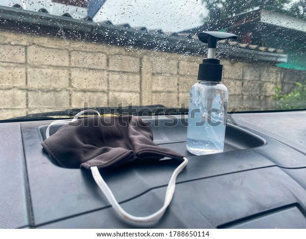 Alcohol clear gel bottle with mask  Used for washing\
hands and preventing dirt from covid19 virus. Ready to use. Put in\
the car.