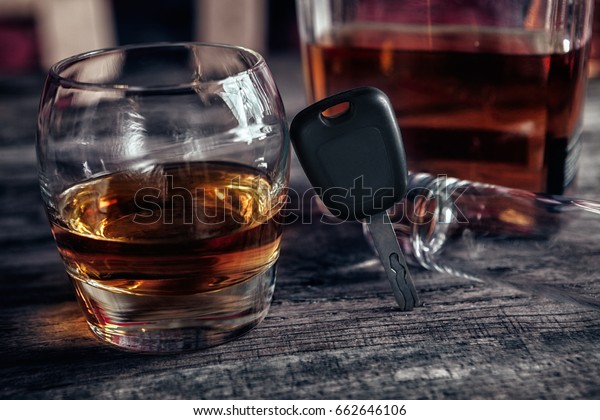 Alcohol\
drink,car keys and empty glass on bar\
table